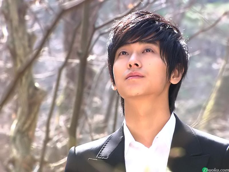 /i>,1982年5月16日出生于韩国首尔,毕业于韩国京畿大学,韩国男演员