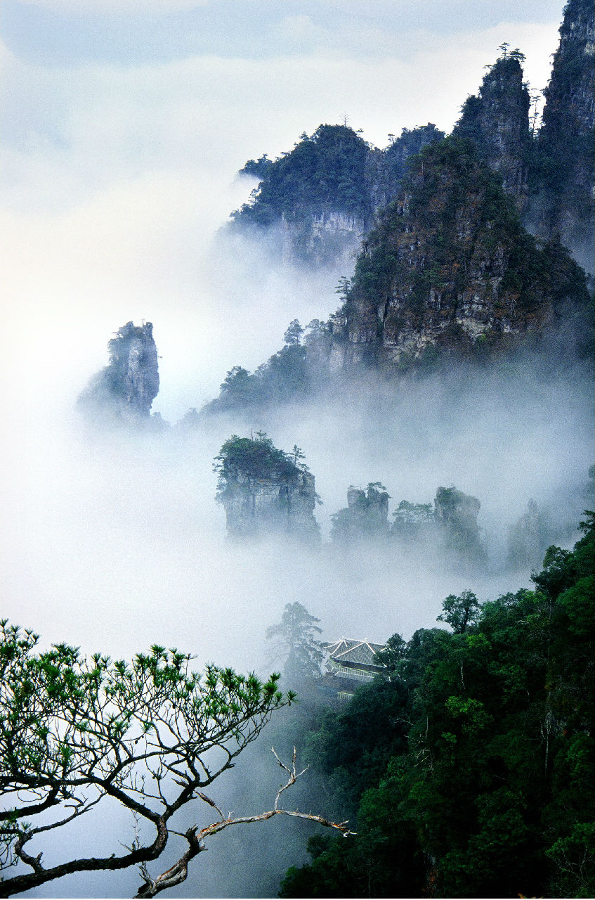 莲花山,位于广西金秀瑶族自治县偏东的大
