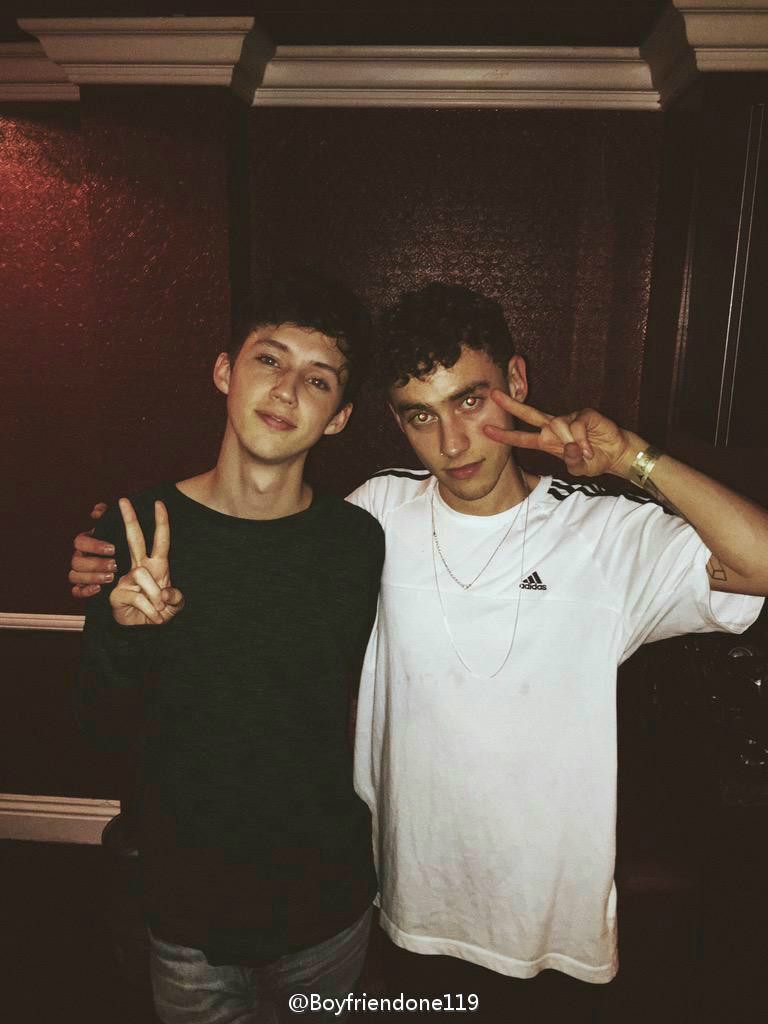  p data-id="gnywznikz4">奥利·亚历山大,英文名:olly alexander,男