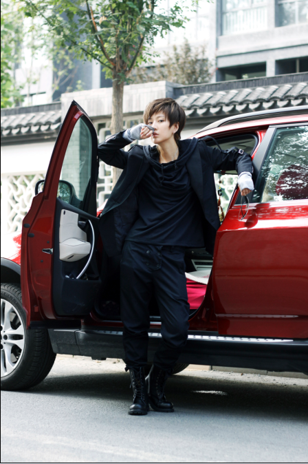 《天瑰堂》是中国著名说唱歌手龙思雨撰写的