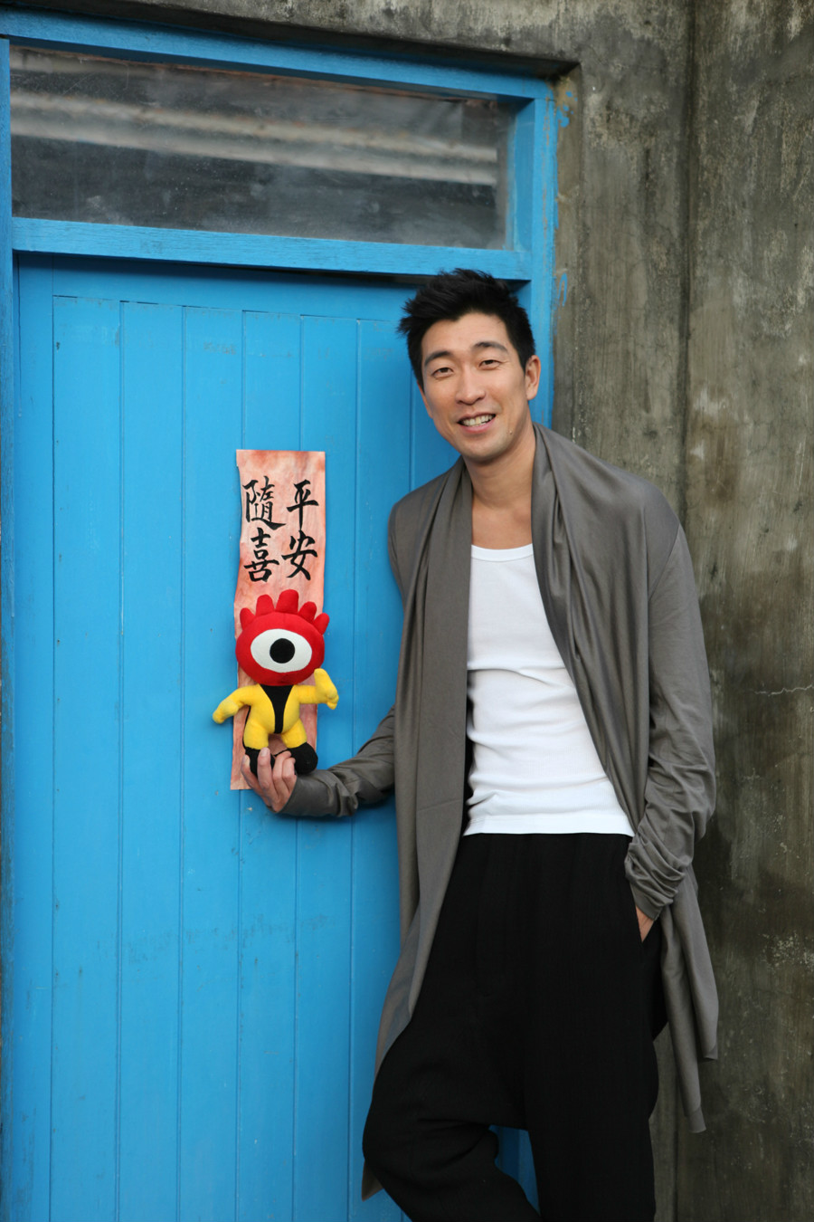  p>王千源(原名王锦鹏),1972年6月27日出生于辽宁省盘锦市,在沈阳长大