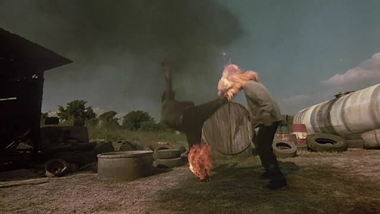  p>《拳霸》是由baa-ram-ewe公司于2003年1月21日上映的一部泰国动作