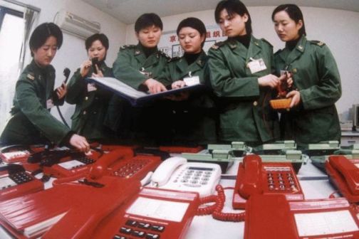 2006年3月1日女兵们正在为“两会”做设备调试