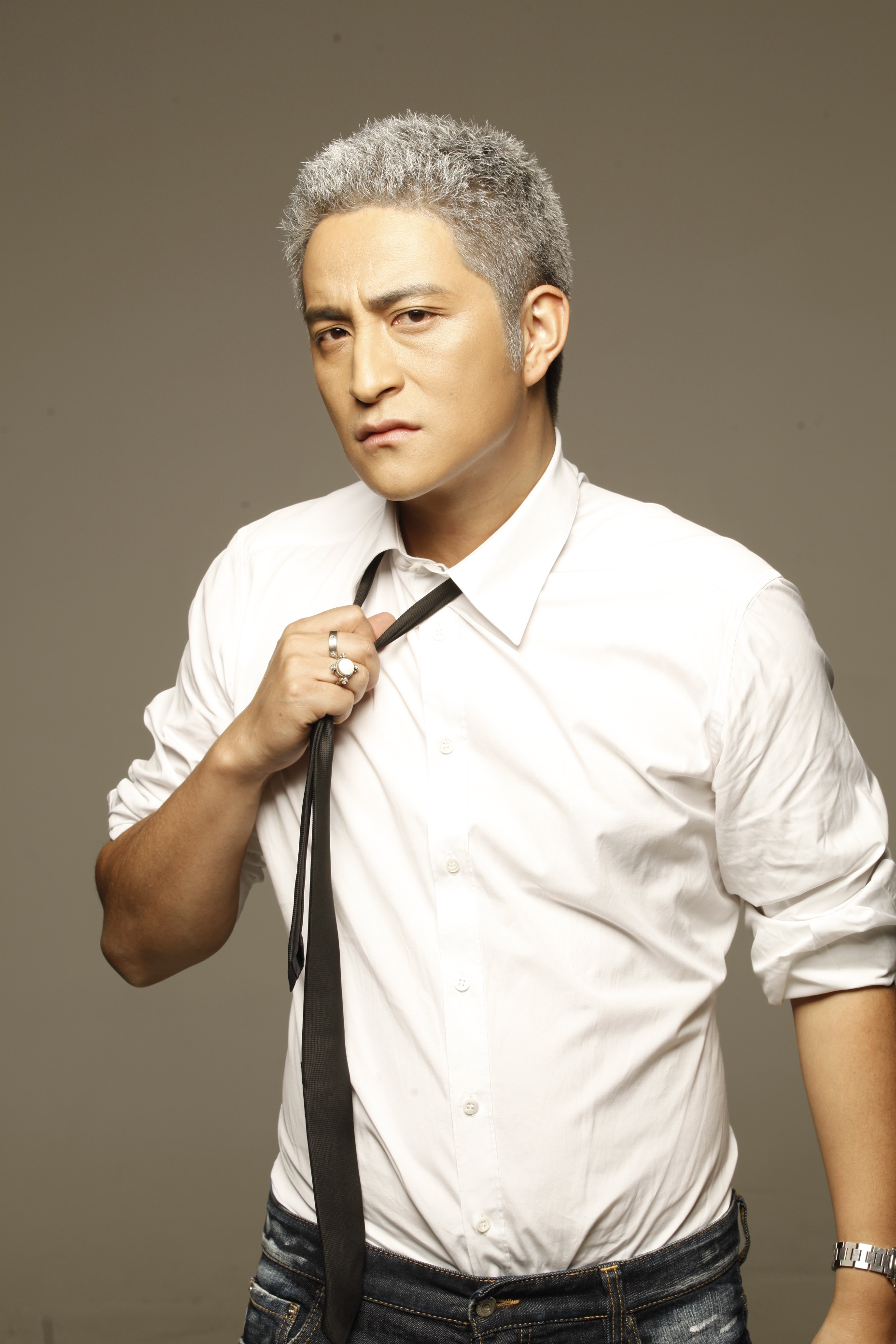  p>吉杰,1977年12月22日出生于四川省凉山彝族自治州,毕业于中央民族