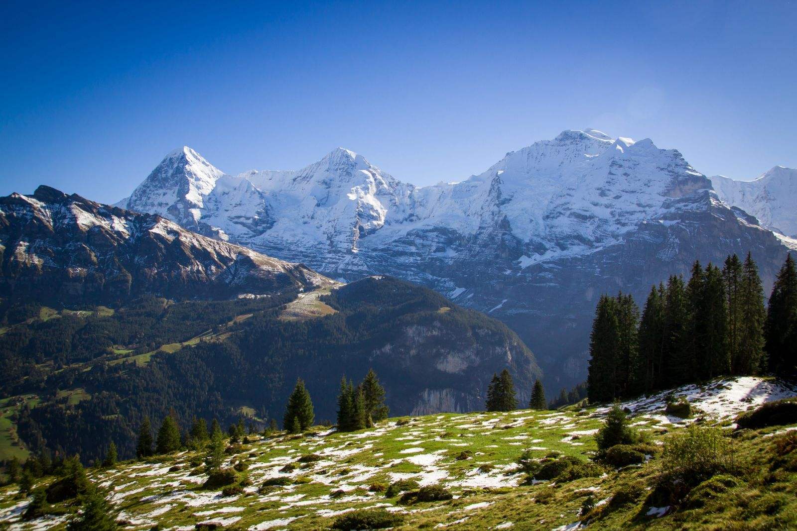  p>雪朗峰位于意大利和瑞士边界处的 a target="_blank" href="/item