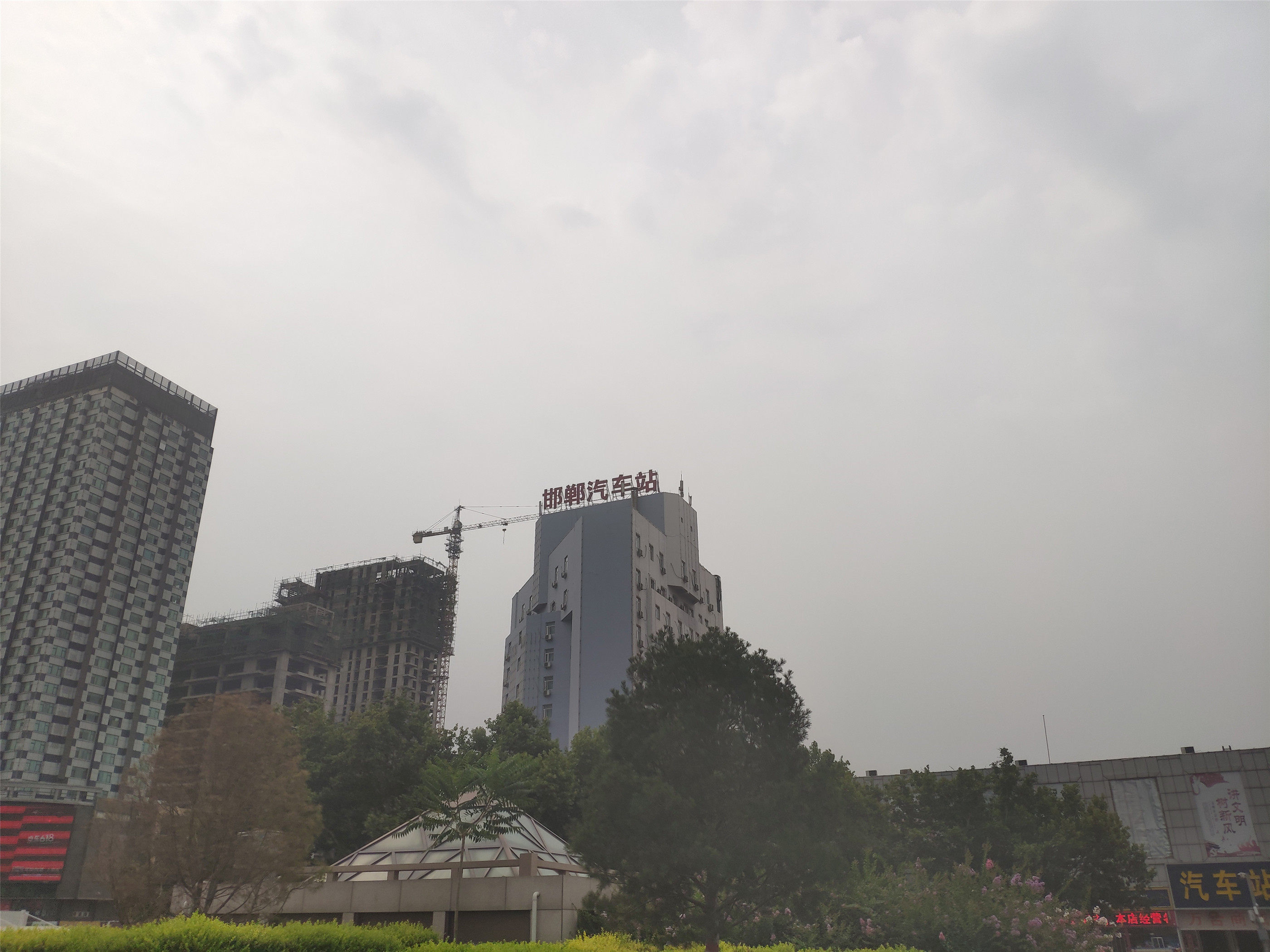  p>邯郸汽车客运总站地处邯郸市浴新南大街29号,火车站南行500米即到