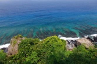 蛤板湾为琉球屿较少见的堆积地形沙岸,也是规模最大的贝壳沙滩,总长约