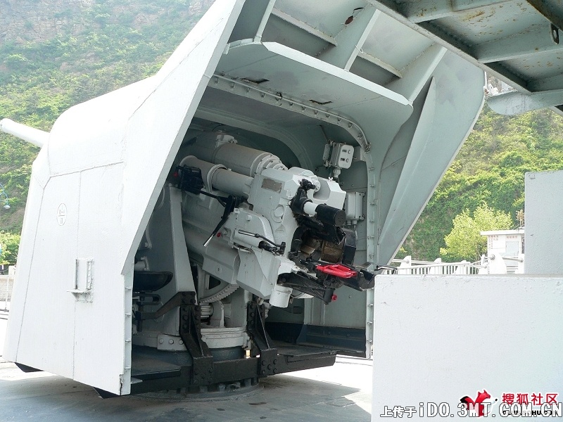  p>b-13型舰炮,为苏制130毫米/50倍径低仰角单管舰炮,是苏联在上世纪