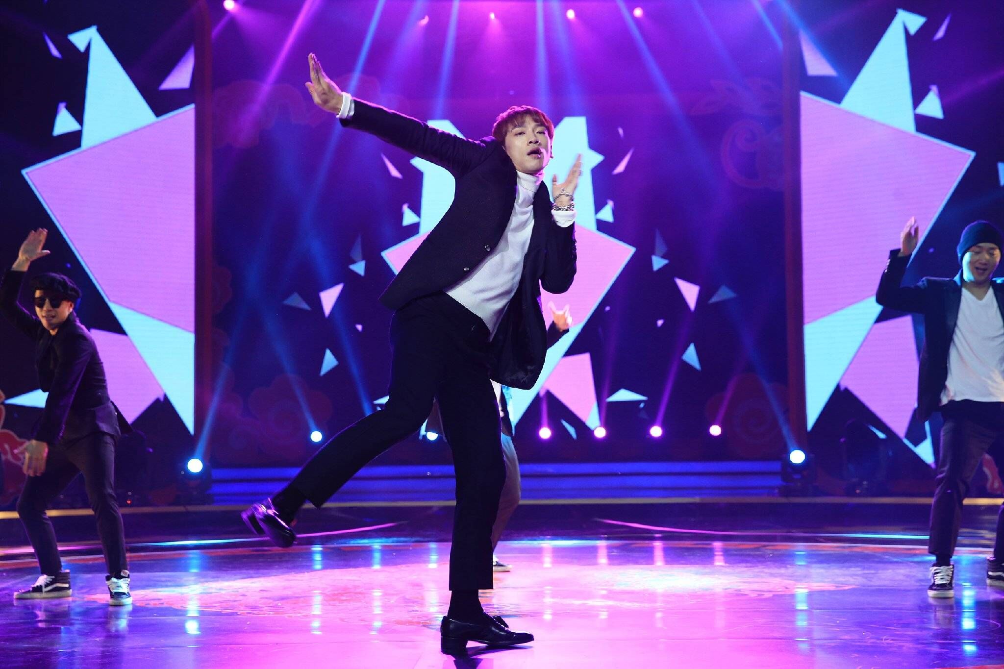  p>郑智薰(rain),1982年6月25日出生于韩国首尔,韩国流行男歌手,演员