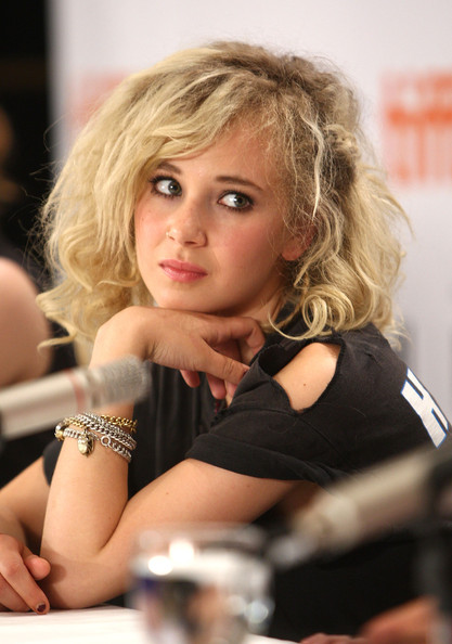  p>朱诺·坦普尔 i>(juno temple) /i>,1989年7月21日出生于英国伦敦