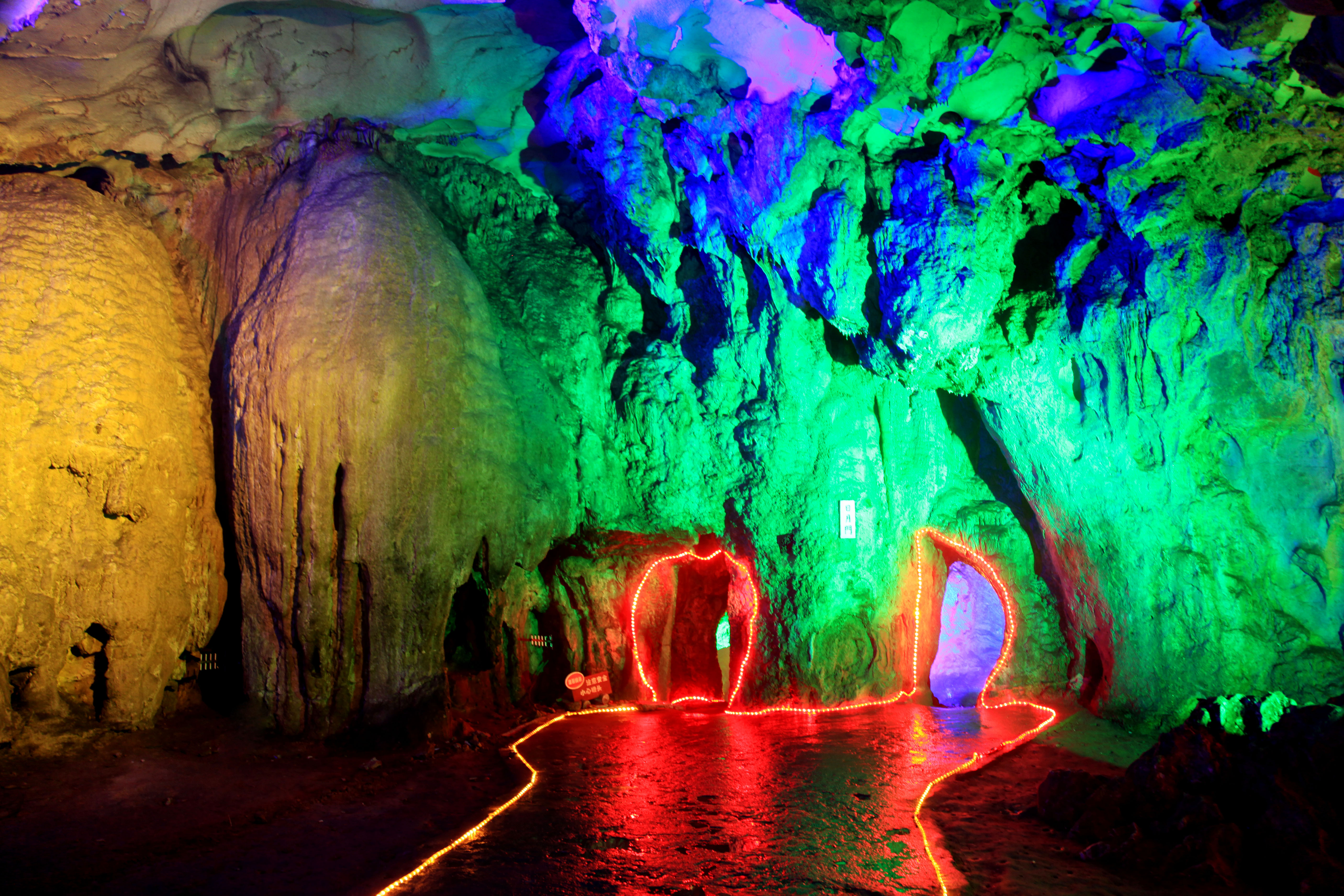  p>佛爷洞位于李白故里——四川 a target="_blank" href="/item/江油