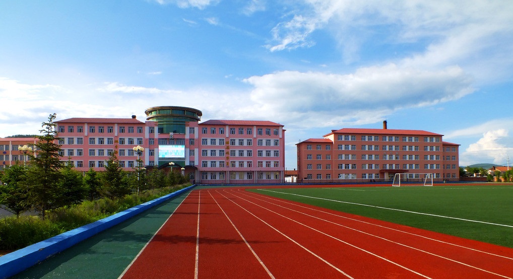 年,1985年成为独立高中,2009年3月,原根河林业第四中学与根河二中合并