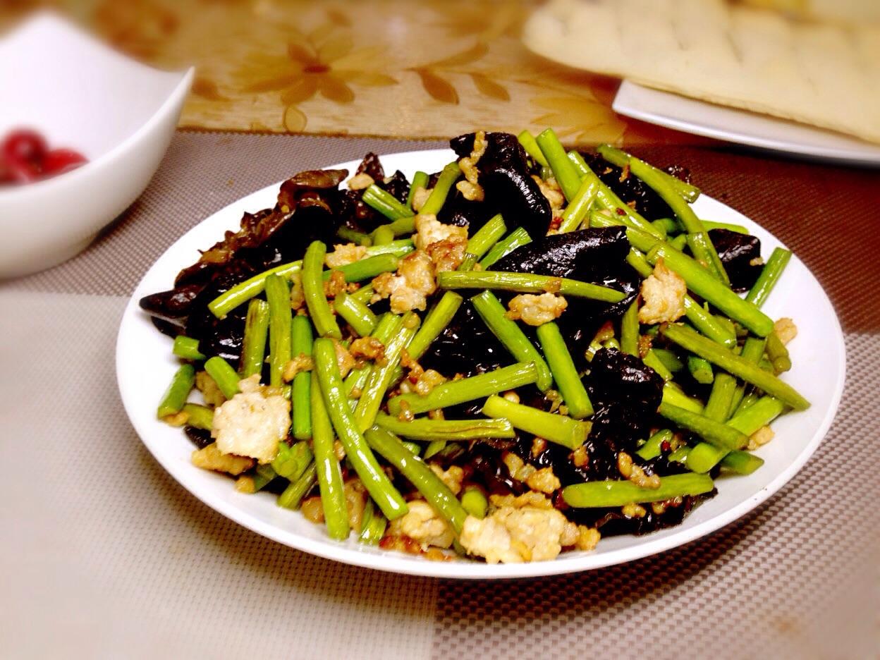  p>蒜苔炒木耳,是一道家常菜,制作原料主要有蒜苔,木耳,烧肉块儿. /p>