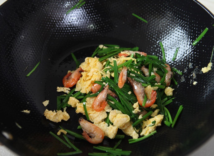  p>鲜虾韭菜炒鸡蛋是以河虾,鸡蛋为主料的菜品. /p>