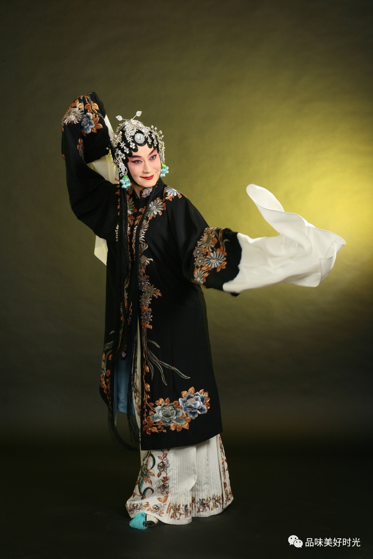 于1963年出生,旅日艺术家,现任日本京剧院院长,是活跃在舞台上的男旦