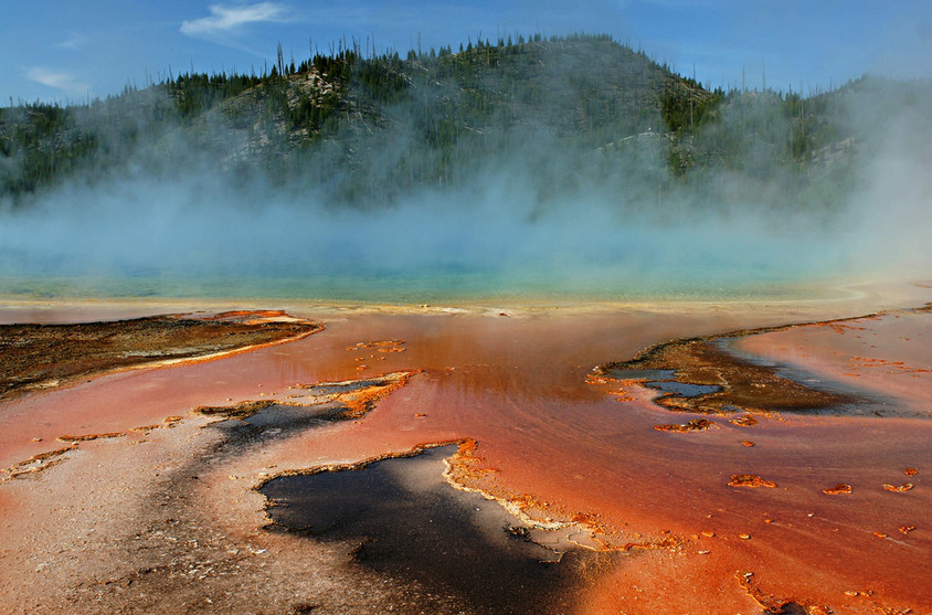  p>大棱镜彩泉(the grand prismatic spring):是美国最大,世界第三大