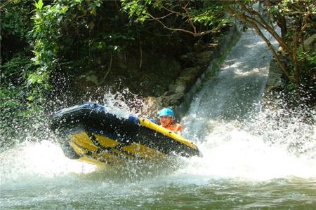 广东省河源市源城区桂山旅游大道10公里处,旅游区漂流河全长约1公里
