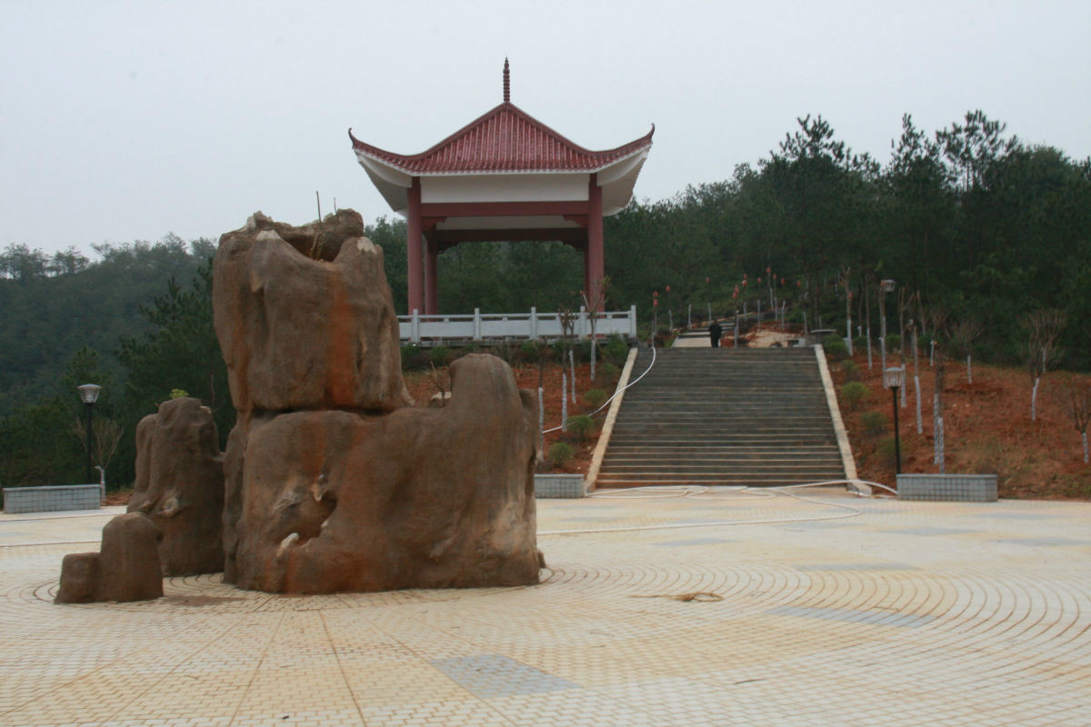  p>南山公园位于江西省赣州市定南县龙神湖东南附近. /p>