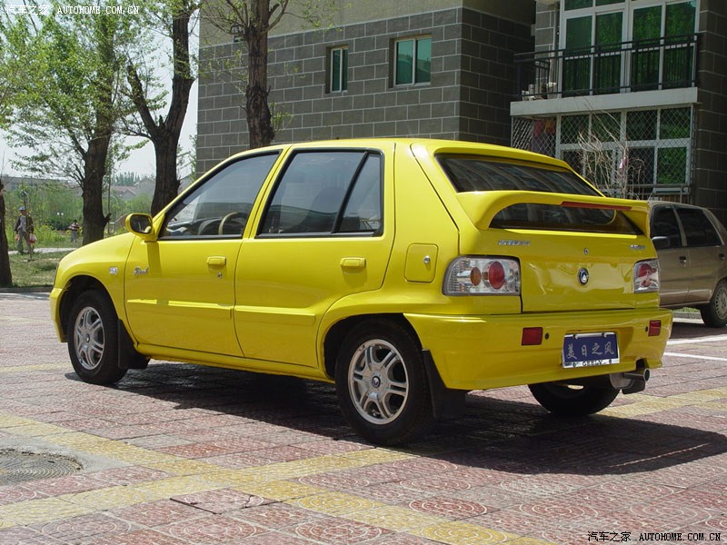 吉利美日虽然是低价位的两厢车型,但从外观看去美日并不小气,两只