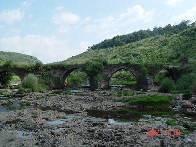  p>九孔桥位于云南省曲靖市 a href="#" data-lemmaid="1166292">沾益