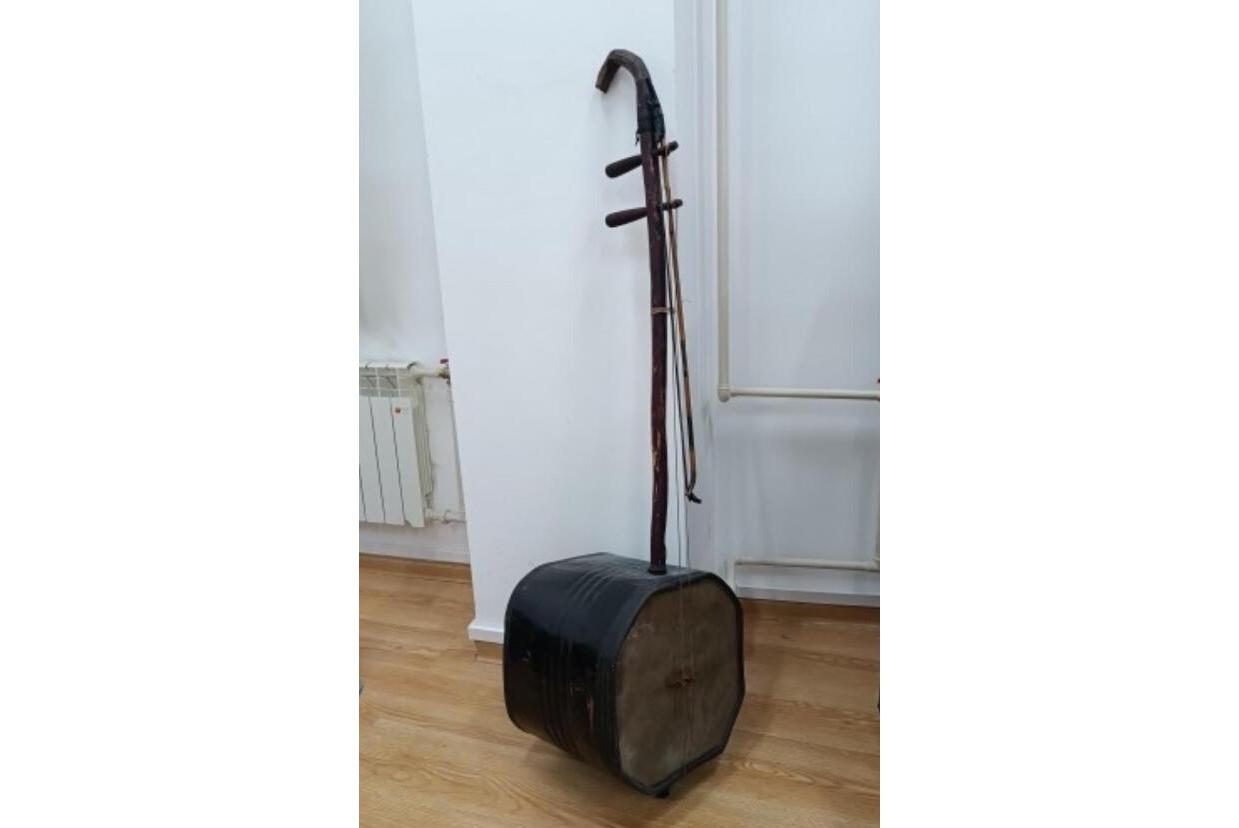  p>低胡,是"低音二胡"的 a target="_blank" href="/item/简称