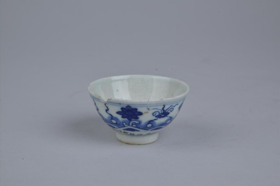 清康熙仿成化青花落花流水纹杯