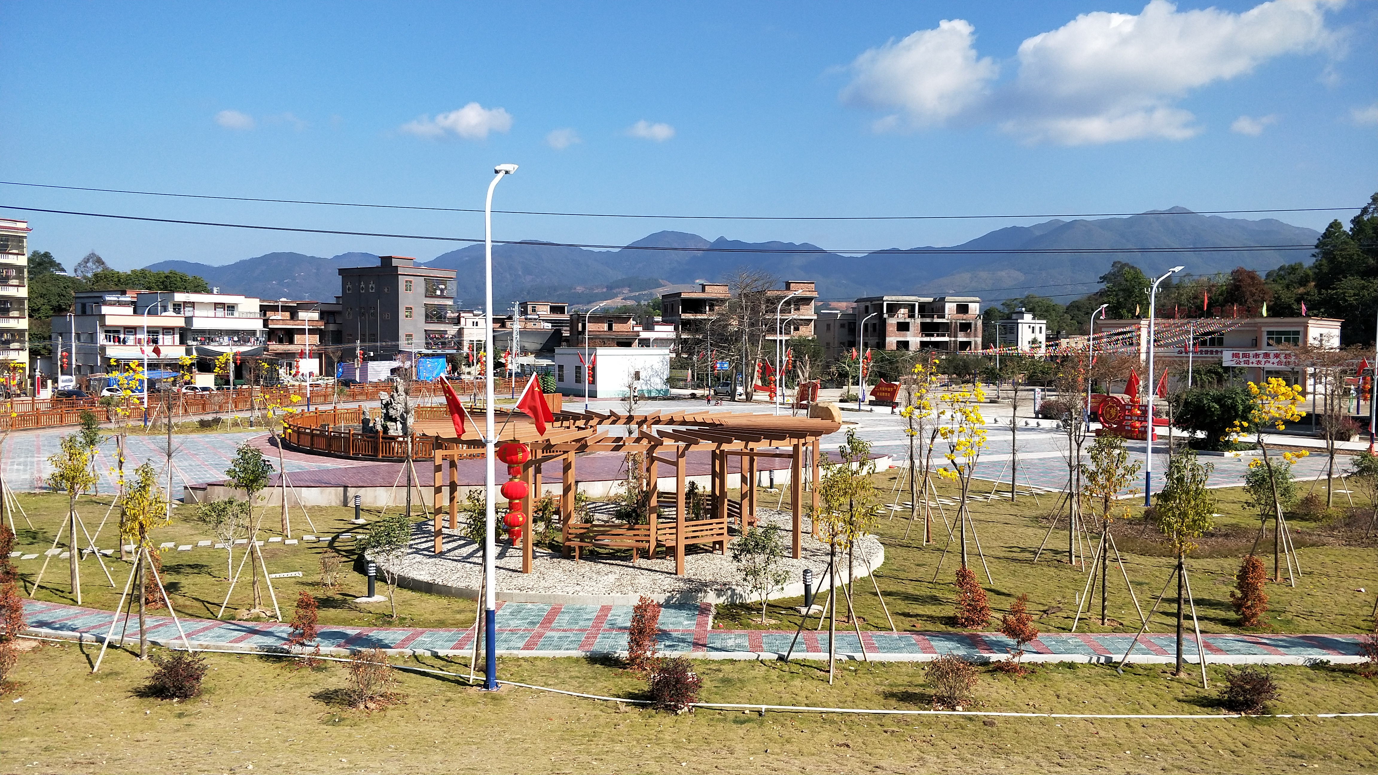  p>青坑村,位于大南山南麓,惠来县城西北,葵潭镇东北,与普宁市毗邻.