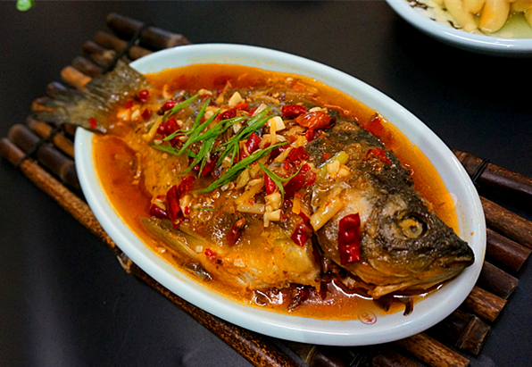 id="322414">鲫鱼 /a>,配料是泡菜,泡椒,调料为料酒,菜籽油,食用盐等