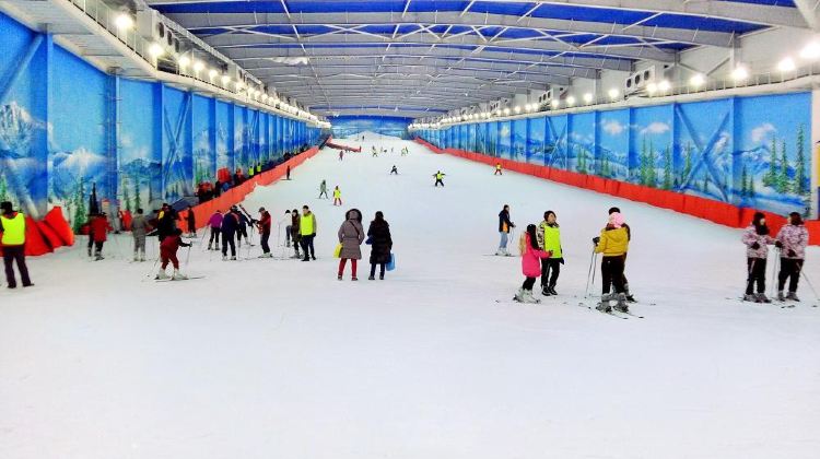  p>西部长青滑雪场位于石家庄市鹿泉区动物园南行800米右转沿杏苑路行