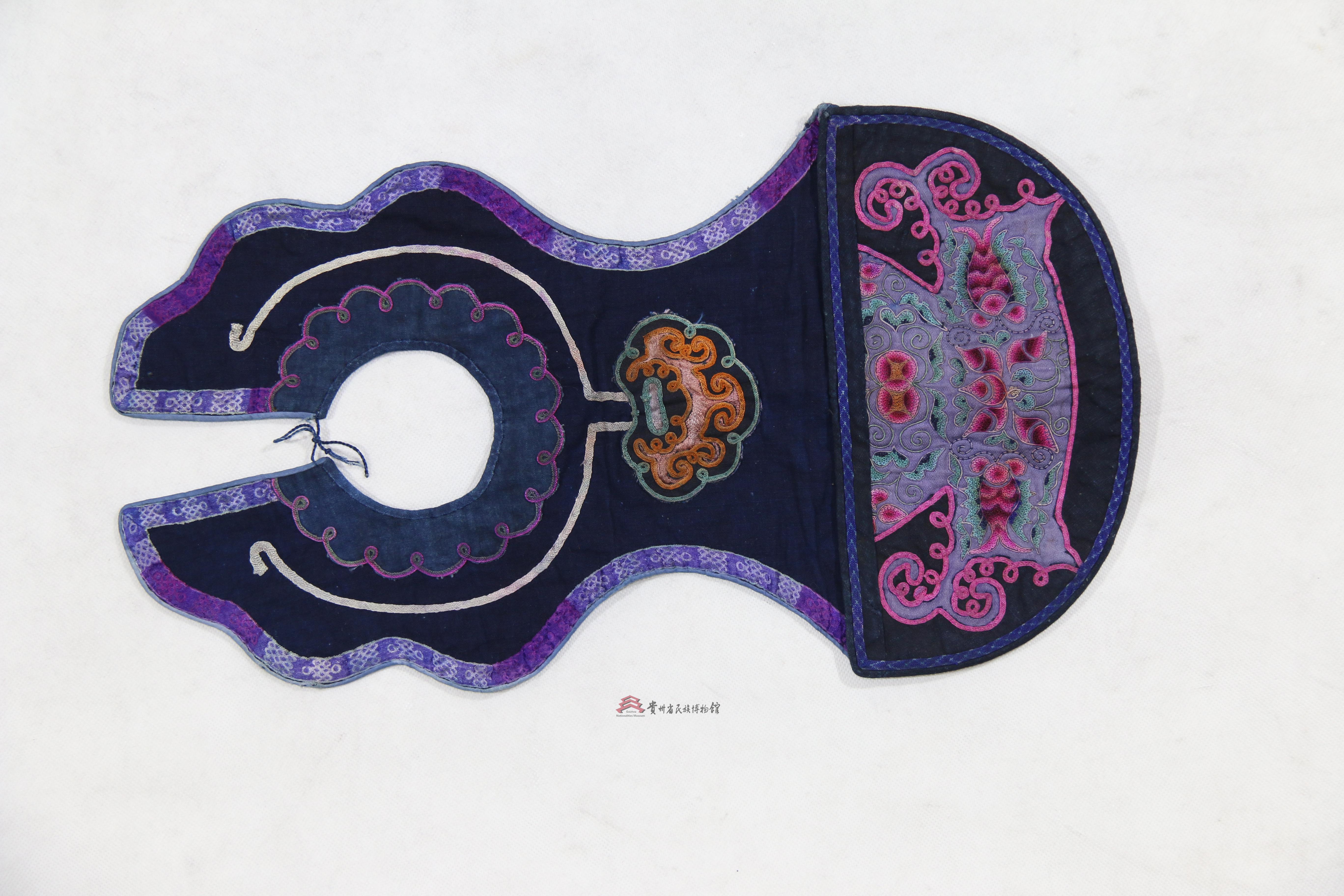 当代安顺布依族打籽绣双鱼戏莲纹口水兜