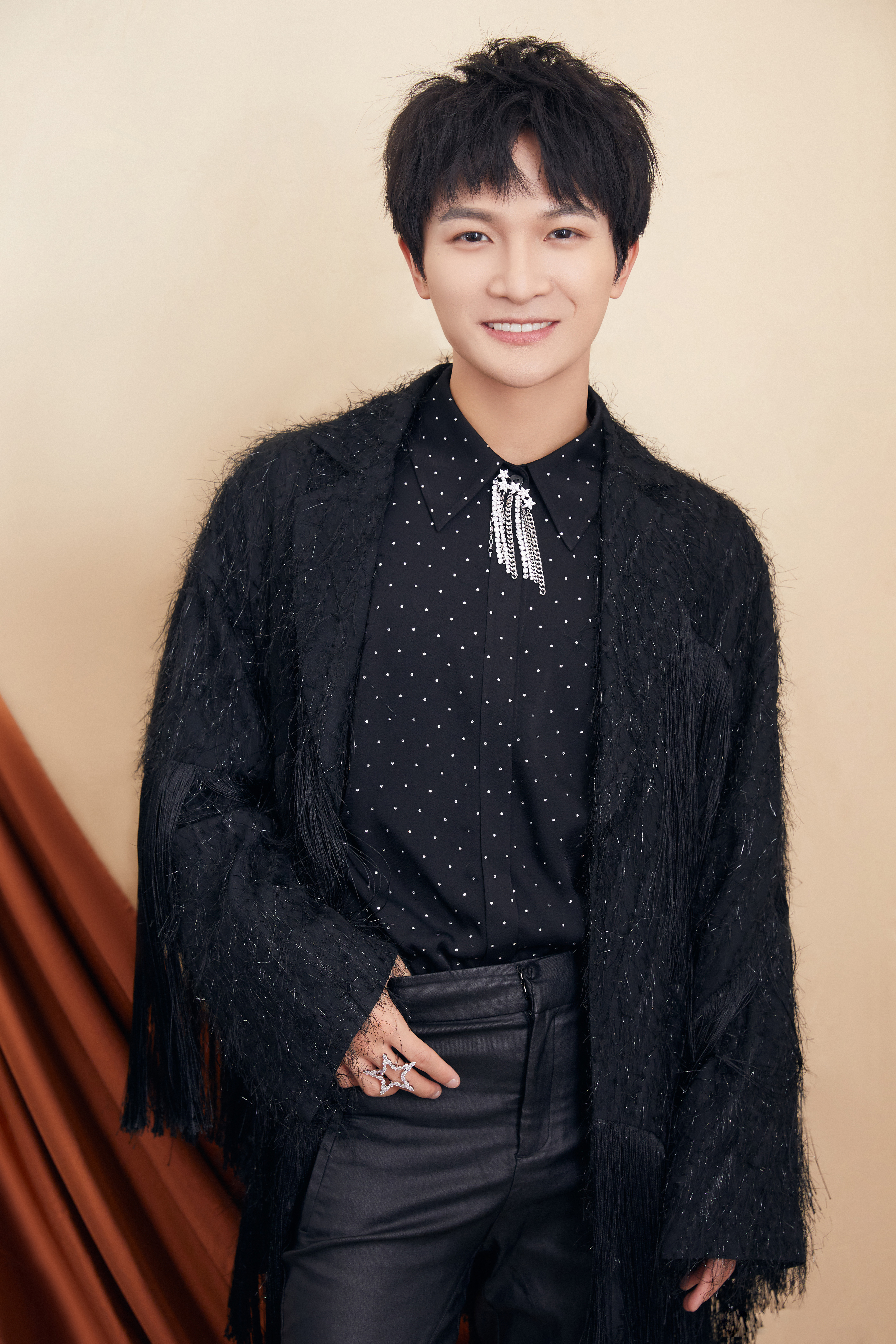  p>周深,1992年9月29日出生于湖南邵阳,长于贵州贵阳,中国内地男歌手