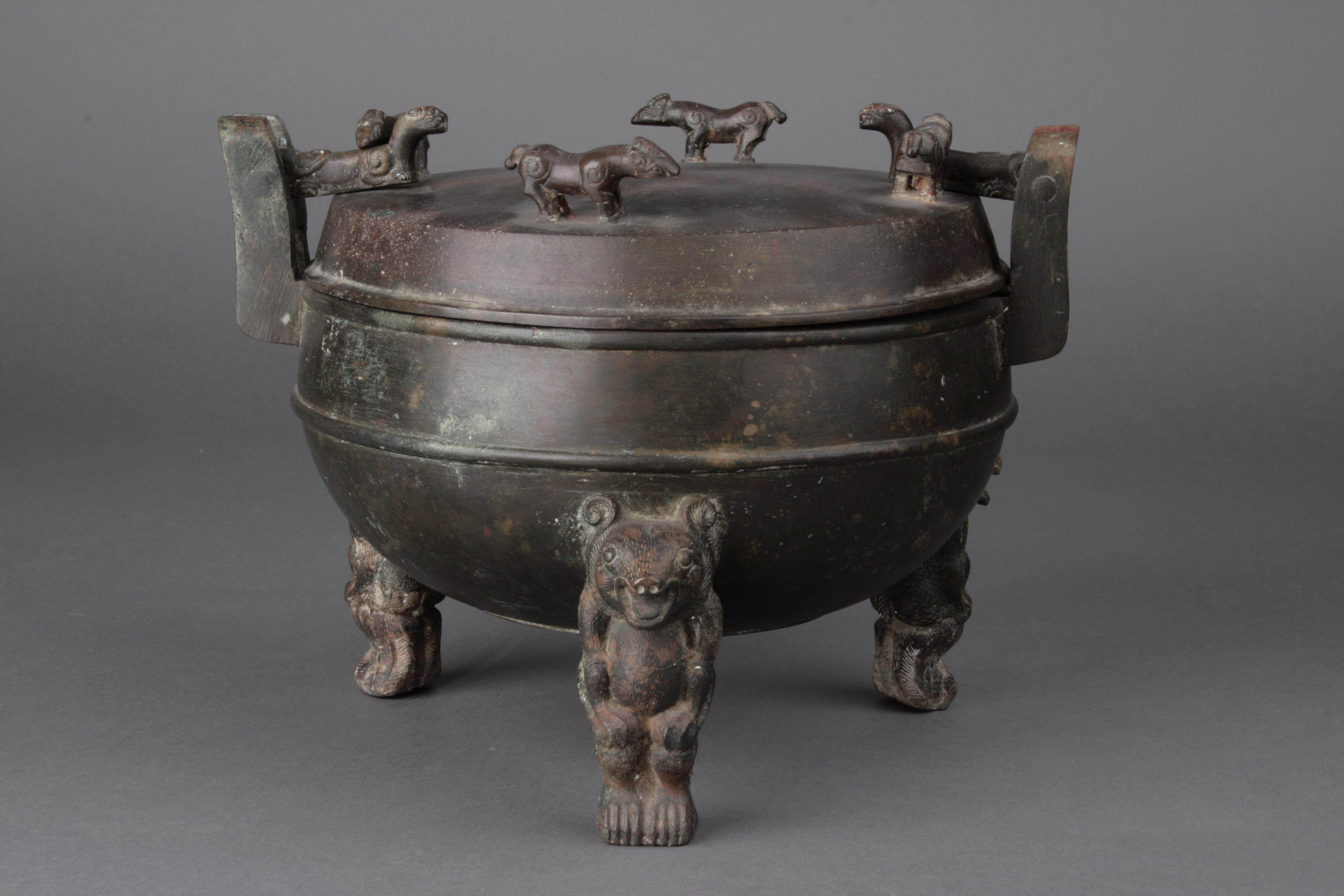 西汉三熊足铜鼎