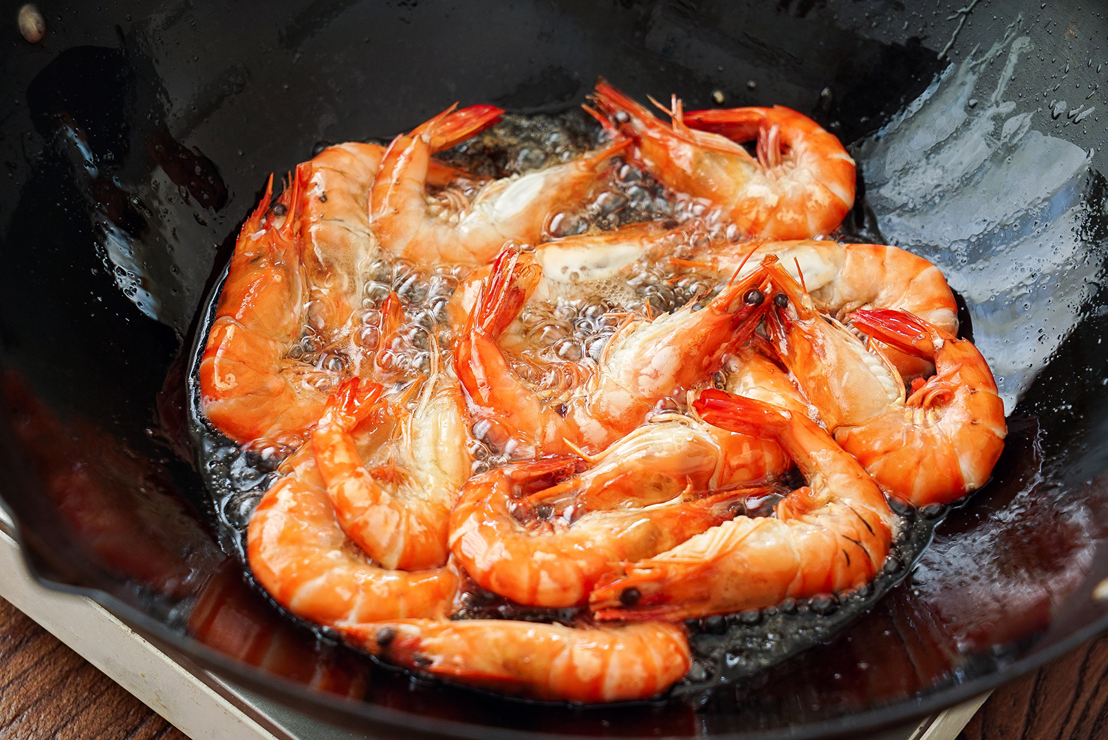 属于鲁菜;该菜品的主要食材为清明前渤海湾的大对虾,使用鲁菜特有的油