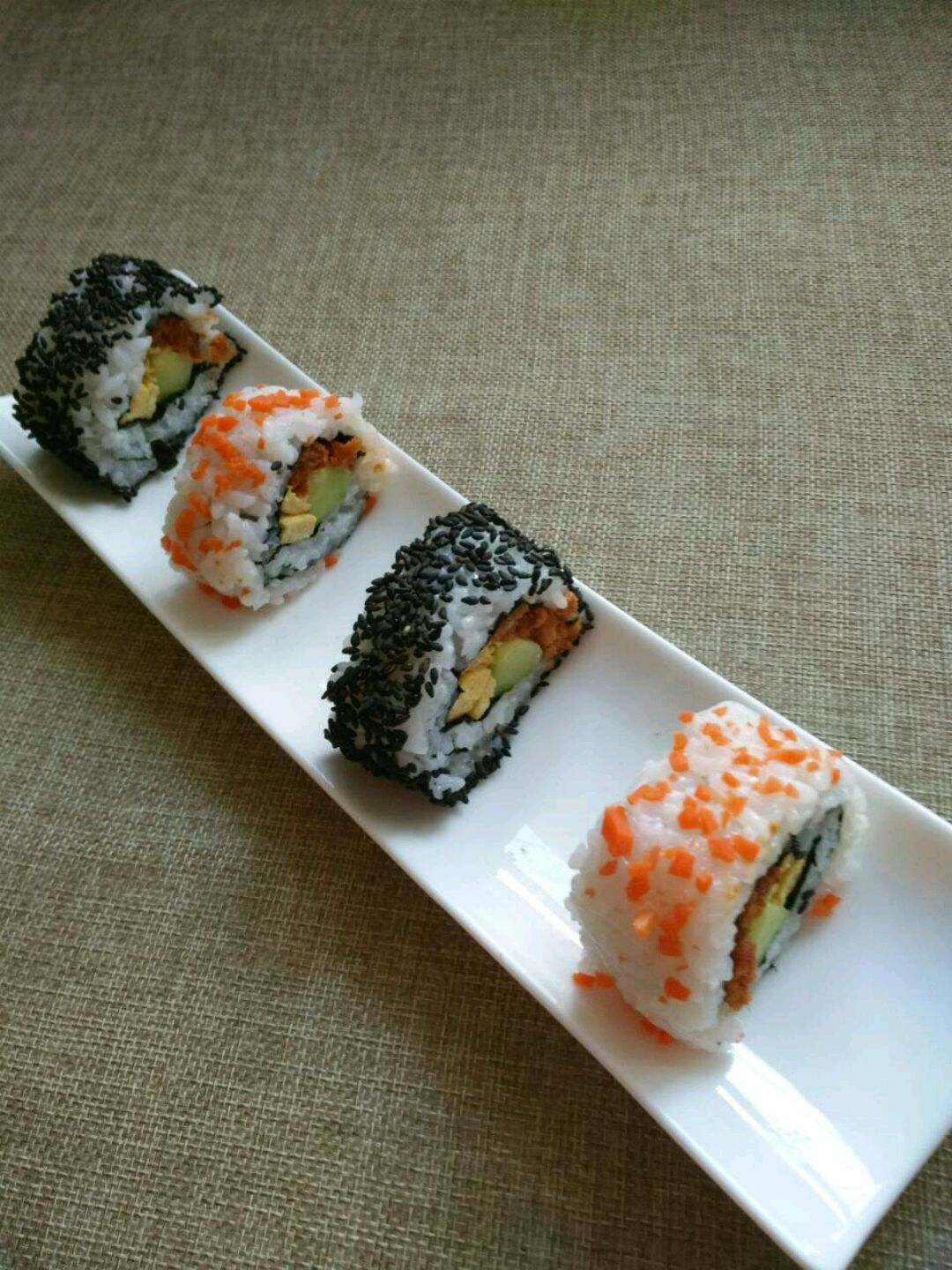 双色芝麻寿司卷