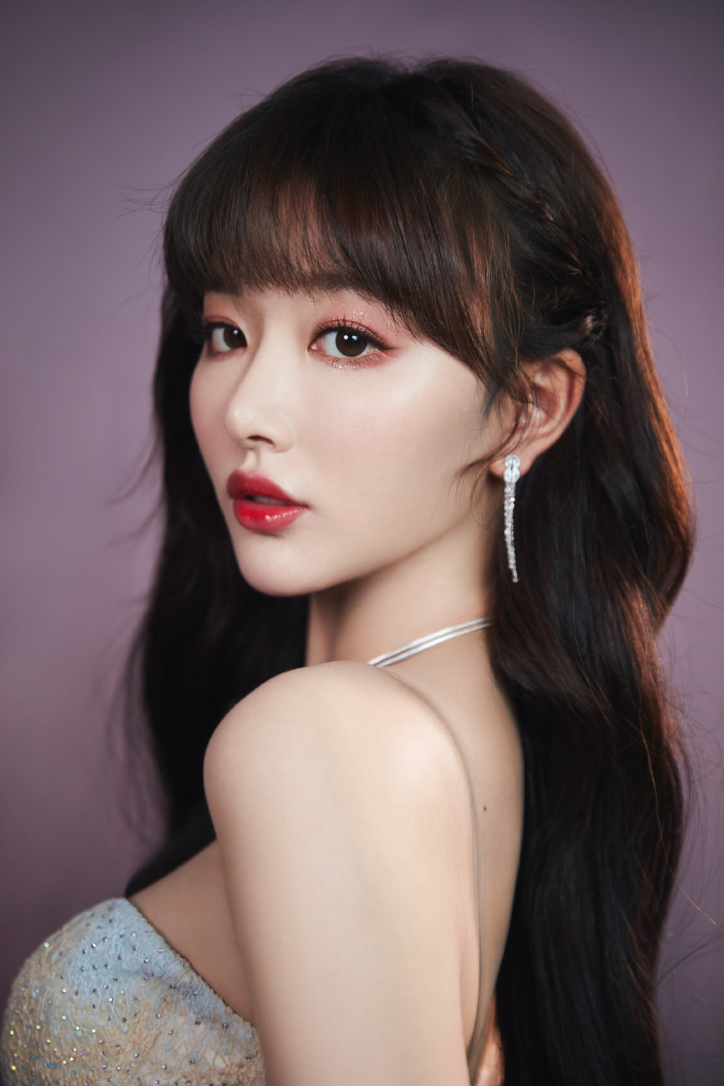  p>孔雪儿,1996年4月30日出生于湖北省潜江市,中国内地女歌手,女演员