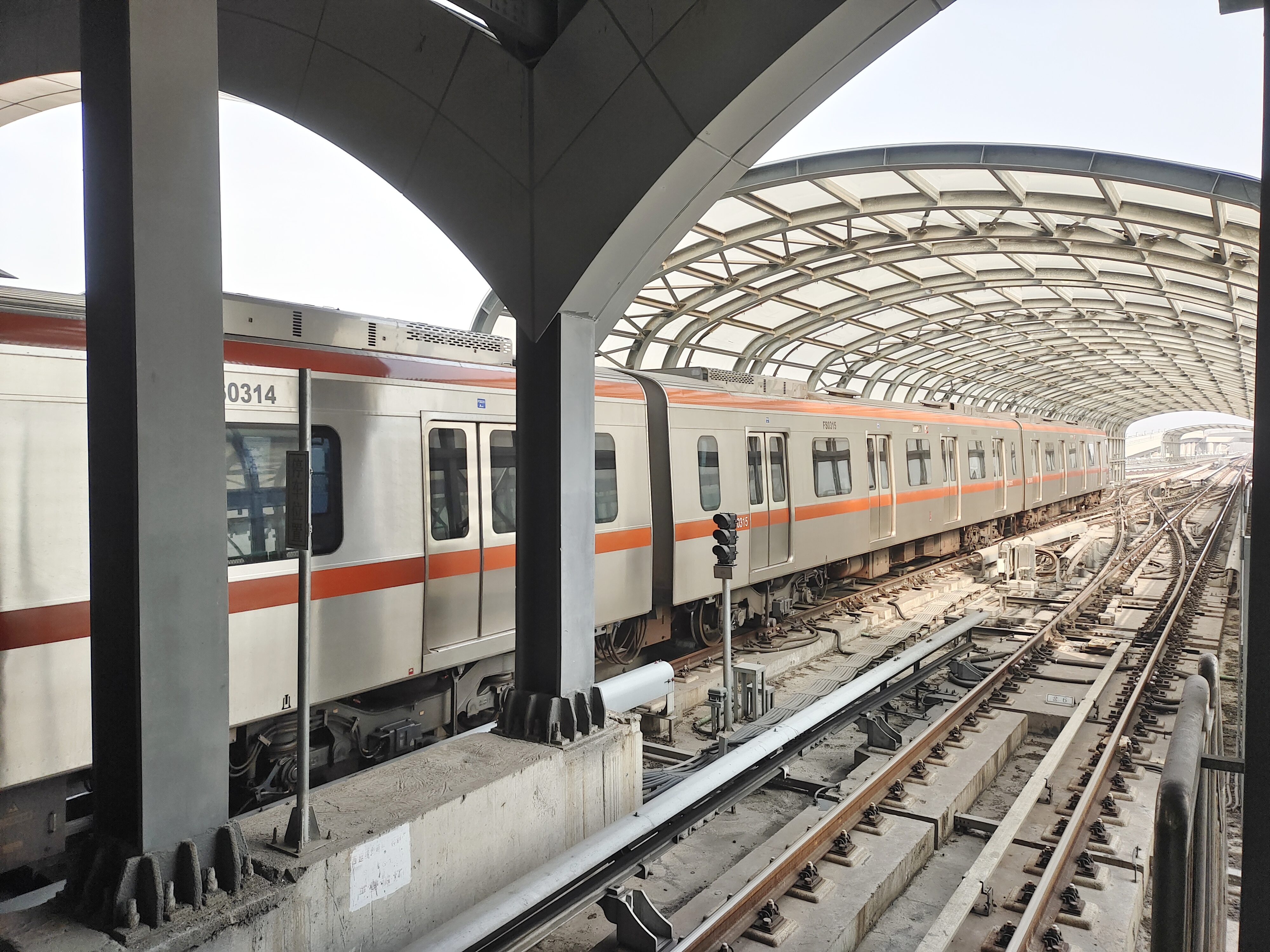 地铁房山线(beijing subway fangshan line),又称"北京地铁25号线",是