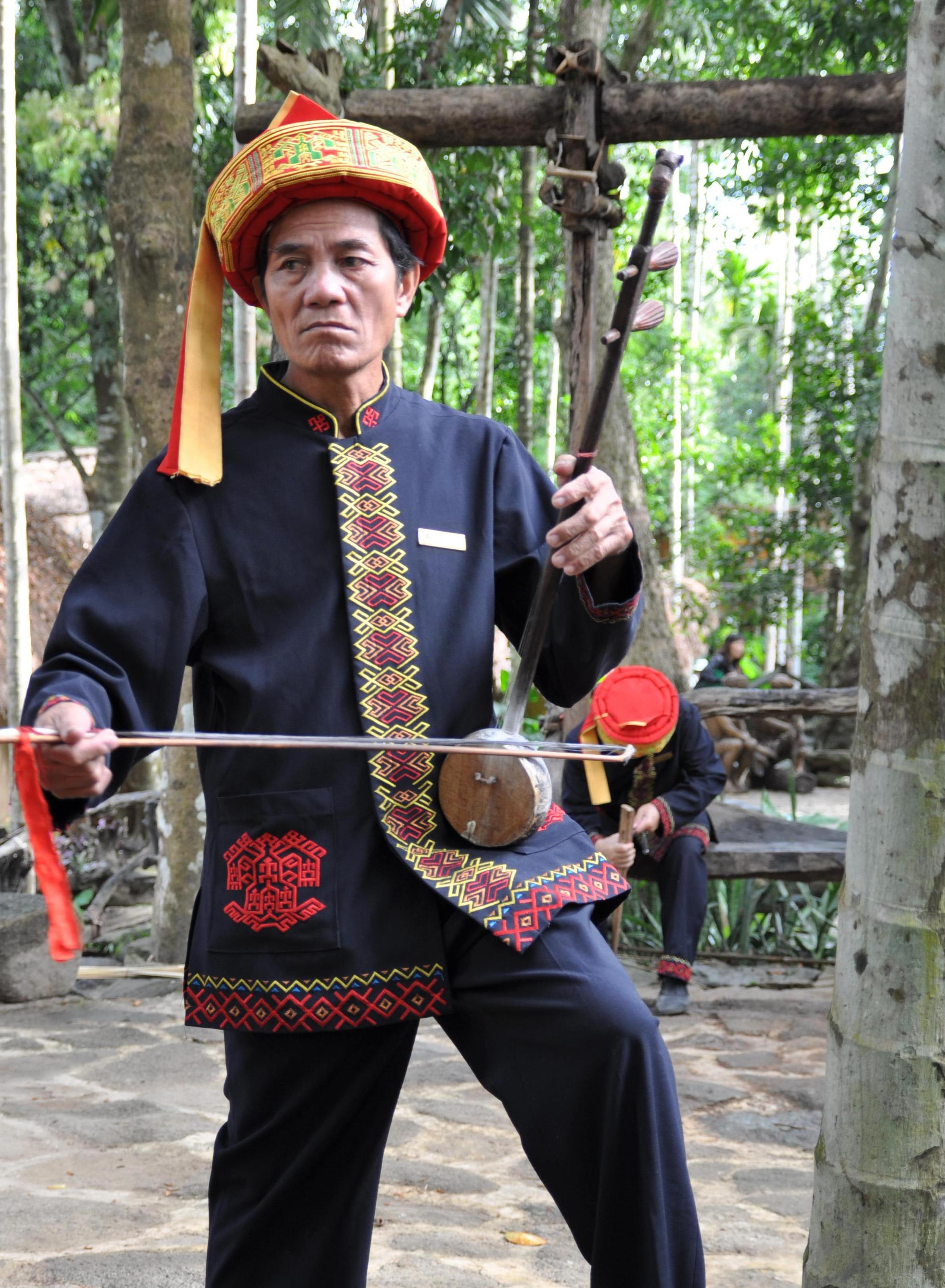 大多数黎族人都能兼说汉语,过去黎族没有本民族文字,通用汉文,1957年