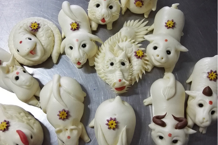  p>动物生肖面塑-----生肖面点 /p> p>十二动物生肖面塑有着源远流长