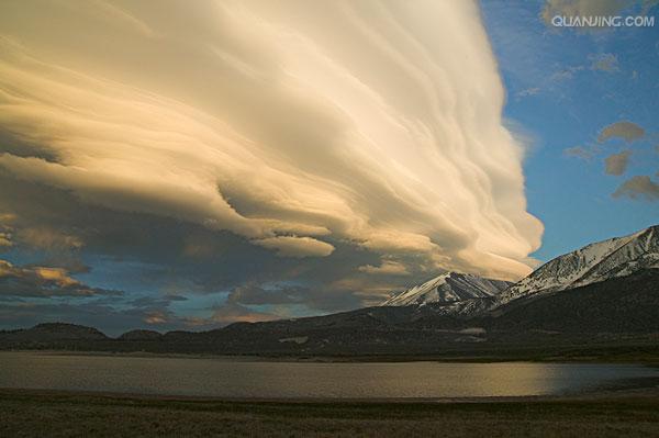  p>荚状云,又称飞碟云,是指一种状如飞碟云形,以透镜形状出现在高空