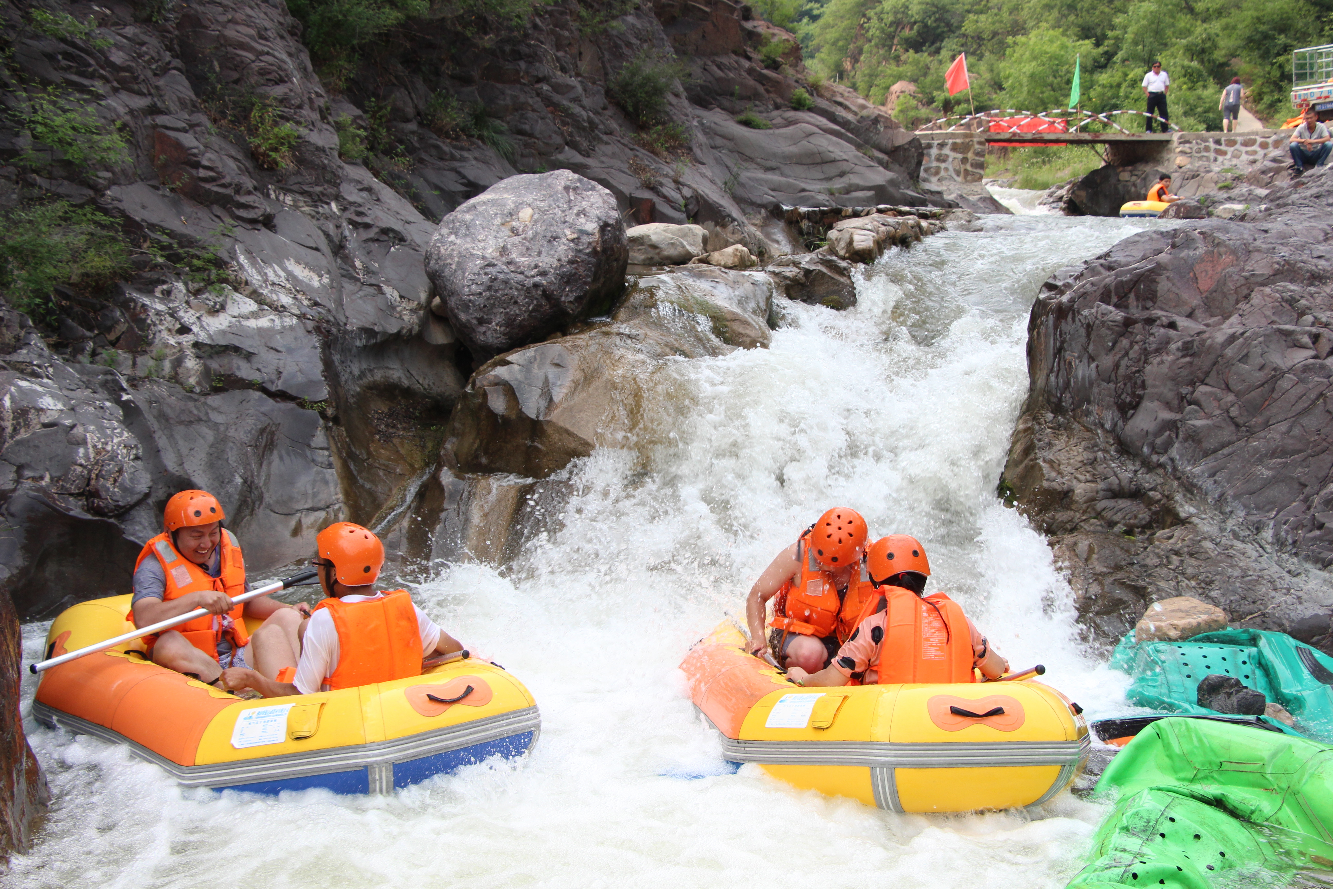  p data-id="gn5t9uiku4">架桑漂流是夏县中条山大峡谷生态旅游景区斥