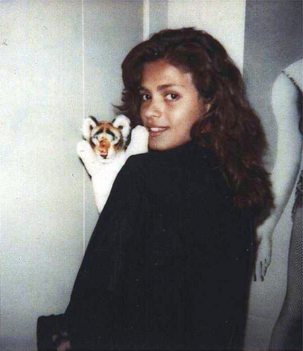 《霓裳情挑》是由<a href="#" data