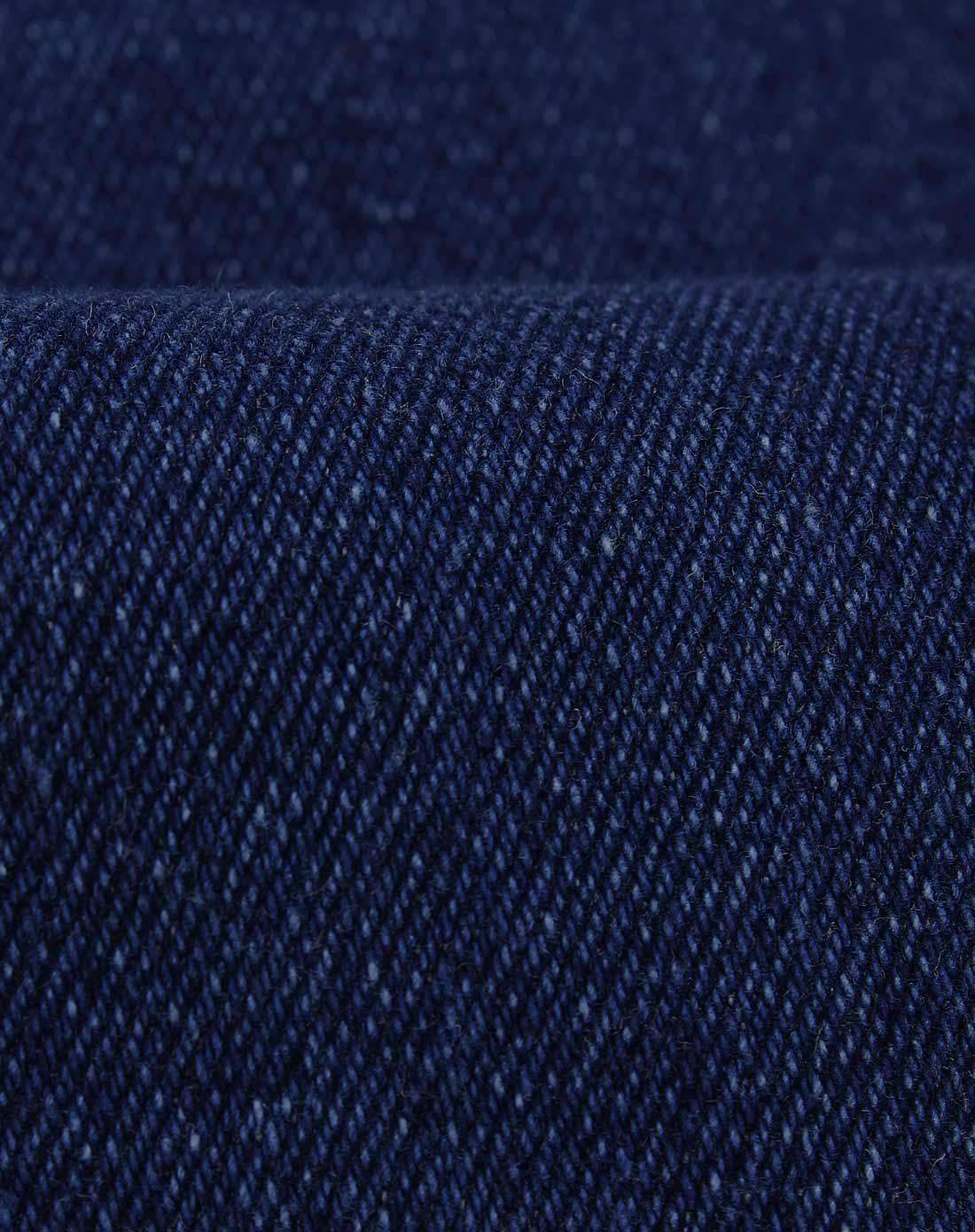 颜色码是#004080. /p>