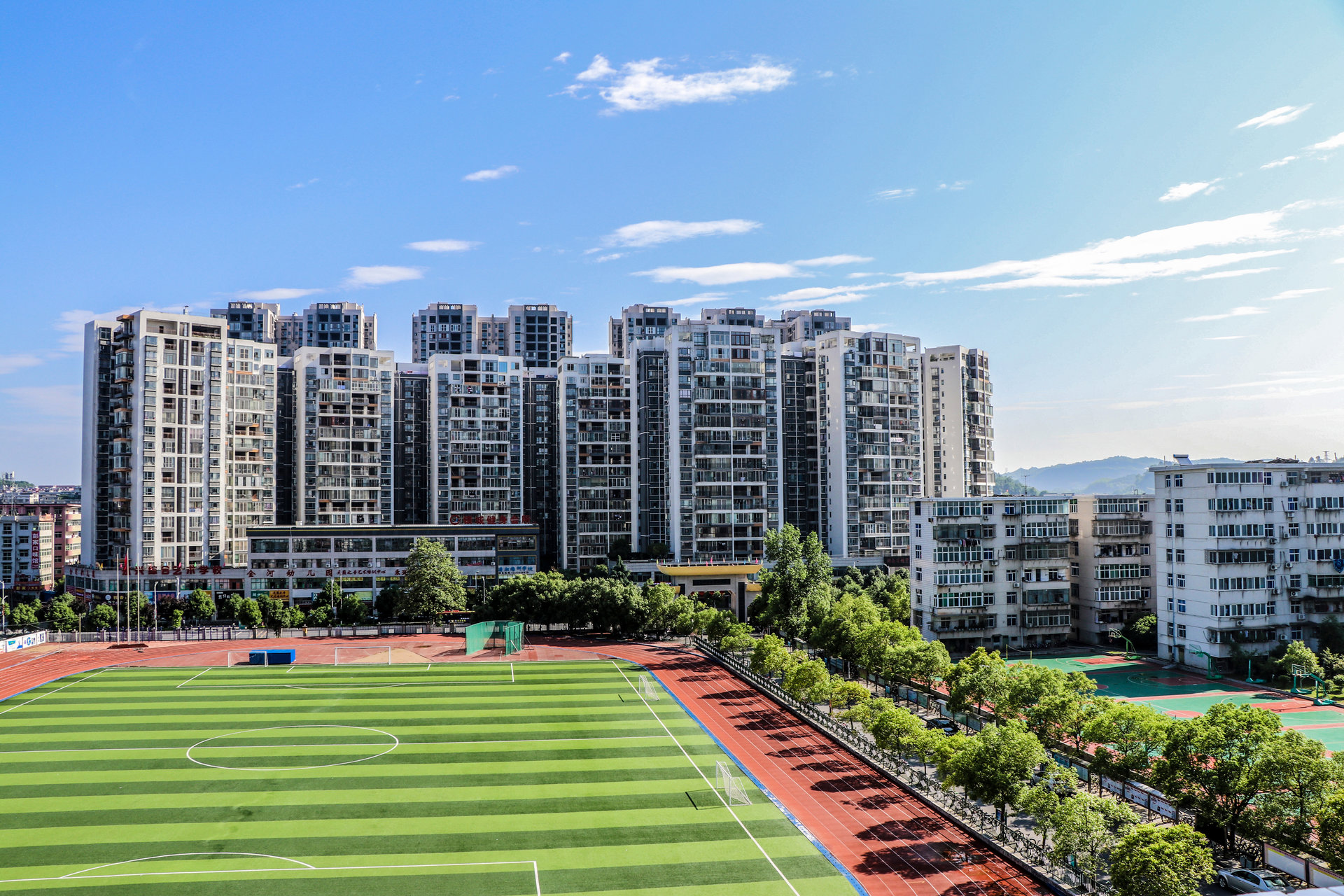  p>永兴二中位于湖南省郴州市永兴县,创办于1943年,占地106亩,总建筑