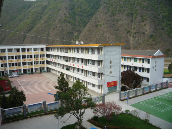  p>金丝峡镇初级中学地处商南县城以西约45公里的丹江河畔,位于著名