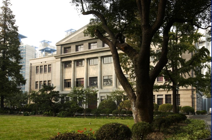  p>上海市第八中学是一所具有150余年历史的老学校,历经沧桑巨变.