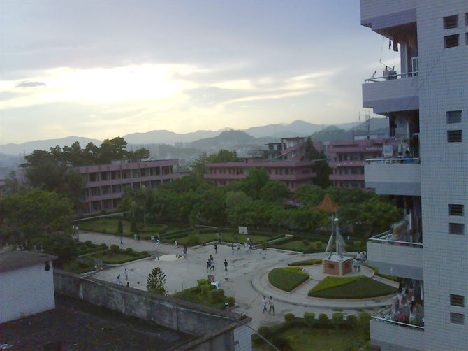  p>信宜市第三中学(第二教育城高中)创办于1969年,原名 a href="#">