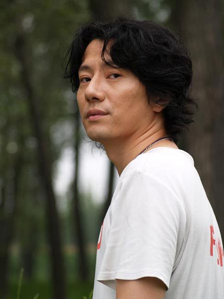  p>郑钧,1967年11月6日出生于陕西省西安市,中国摇滚乐男歌手,现居