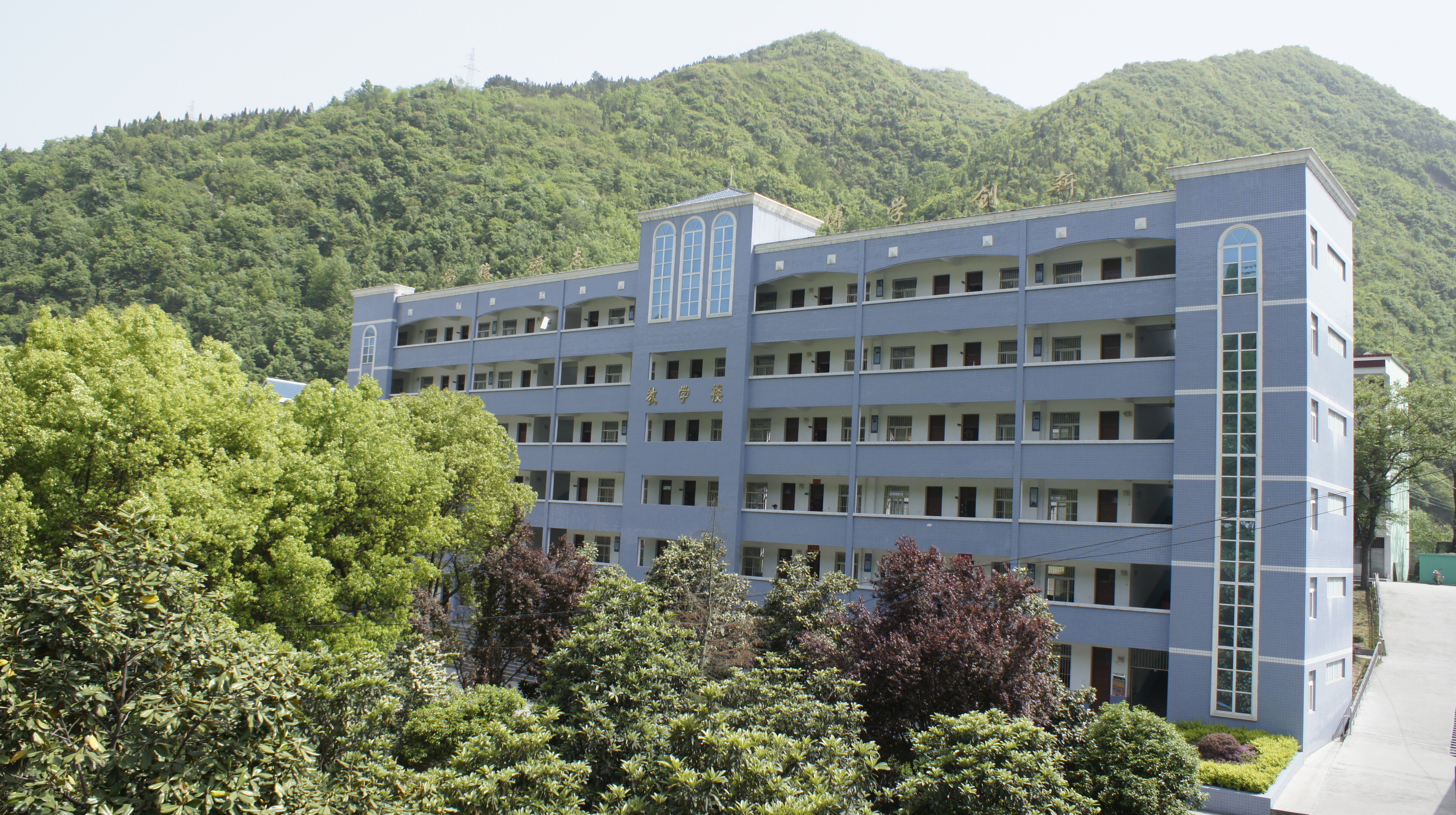  p>白河县第二中学,简称白河二中,是一所有50余年办学历史的学校.