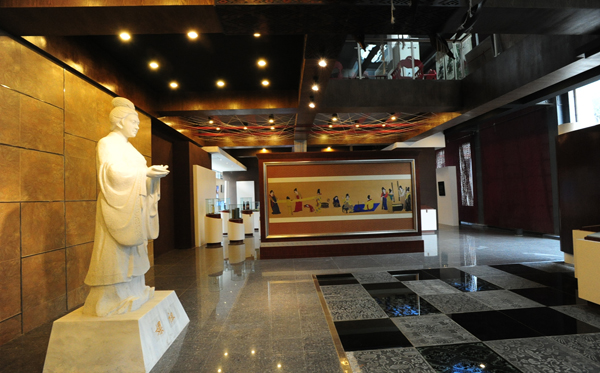  p>四川丝绸博物馆展厅面积4000余平方米,藏品2200余件.