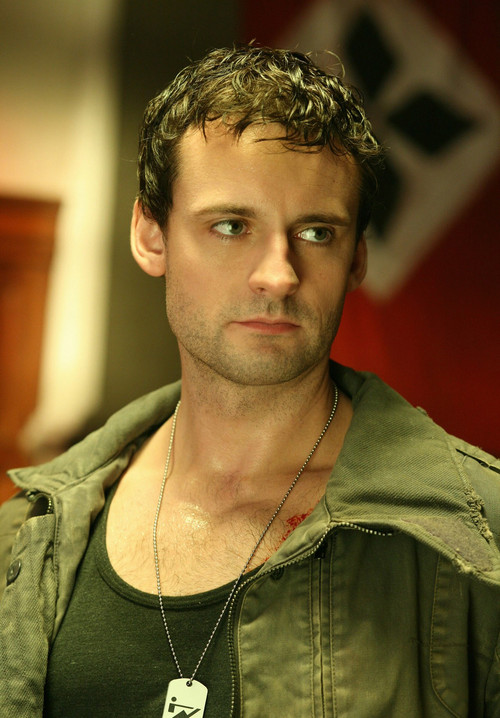  p>《超人前传》(smallville)是美国cw广播公司播出的电视剧.